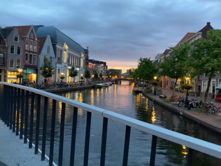 Leiden bij schemering