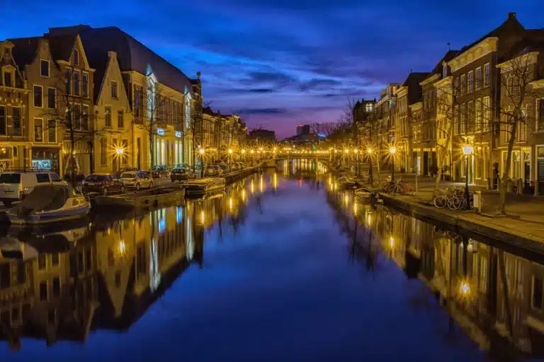 Foto van een kanaal in Leiden